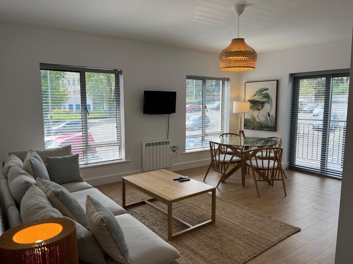 2 Bedroom Apartment Central Town Location エニスコーシー エクステリア 写真